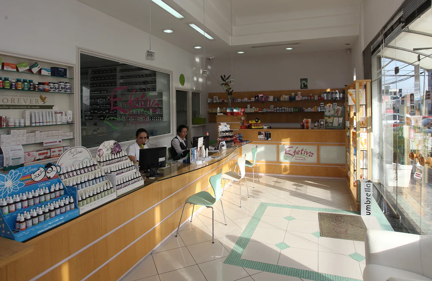 Laboratório de manipulação da Farmácia Efetiva com farmacêutica preparando medicamento
